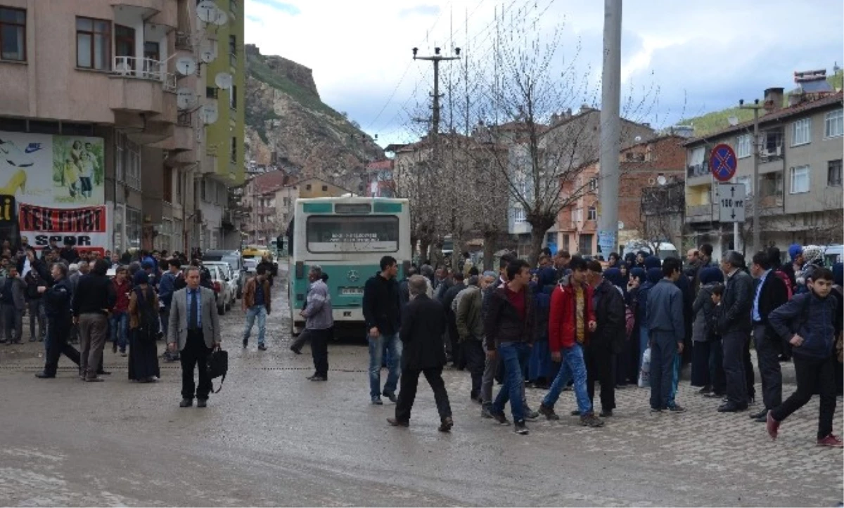 Servis Otobüsü Öğrencilere Çarptı: 2 Yaralı