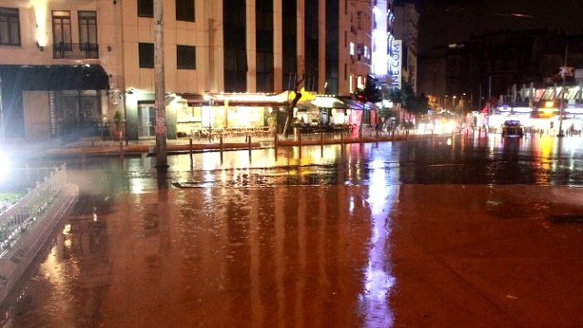 Taksim\'de Yağış Etkili Oldu