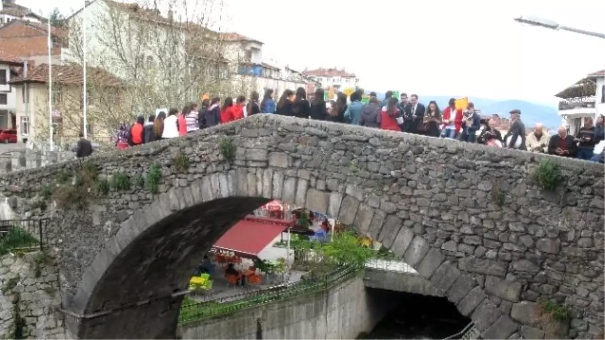 Tarihi Yılanlı Köprü Üzerinde Kitap Okudular