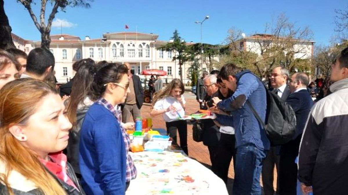 Tekirdağ\'da Öğrenciler \'Renkli Eller Otizmin Farkında\' Etkinliği ile Otizme Dikkat Çekti