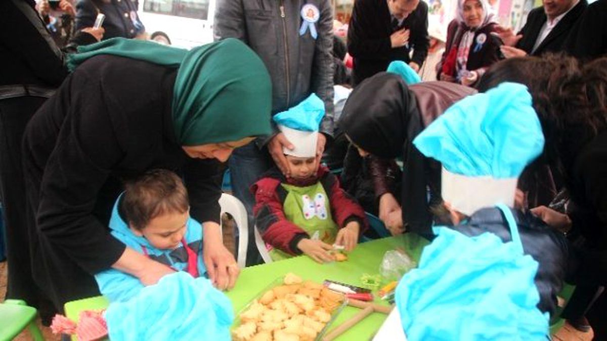 Tören Alanında Minikler Üşüyünce