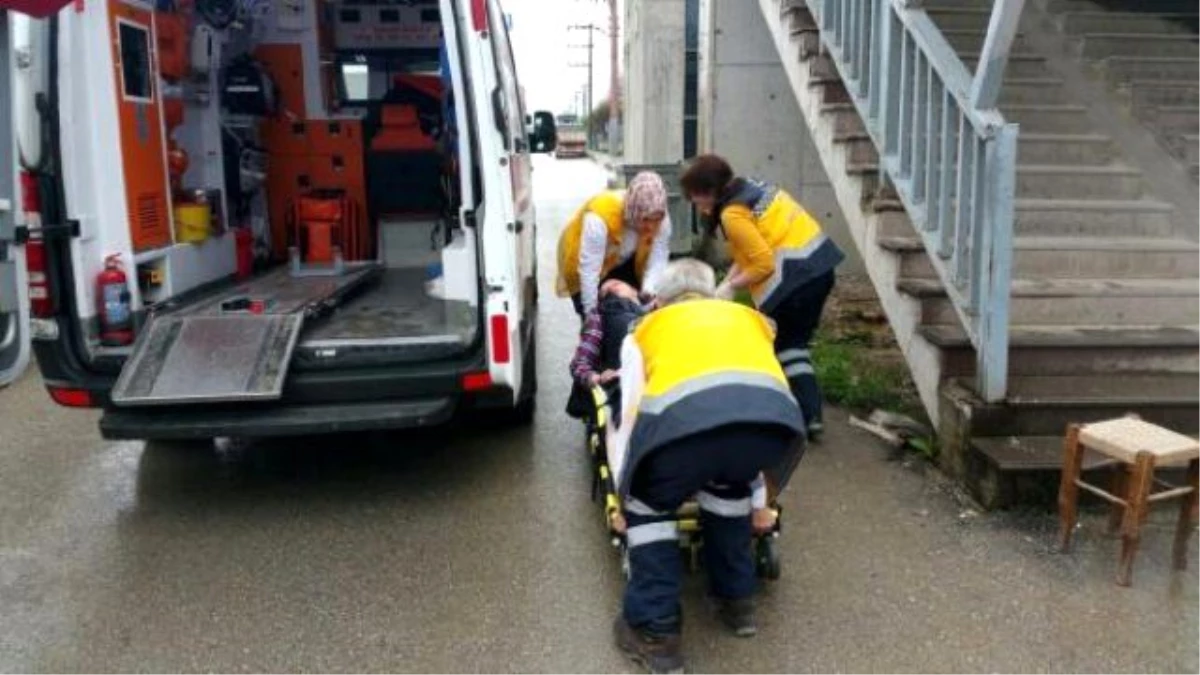 Üst Geçit Merdivenlerinden Düşen Kadın Yaralandı