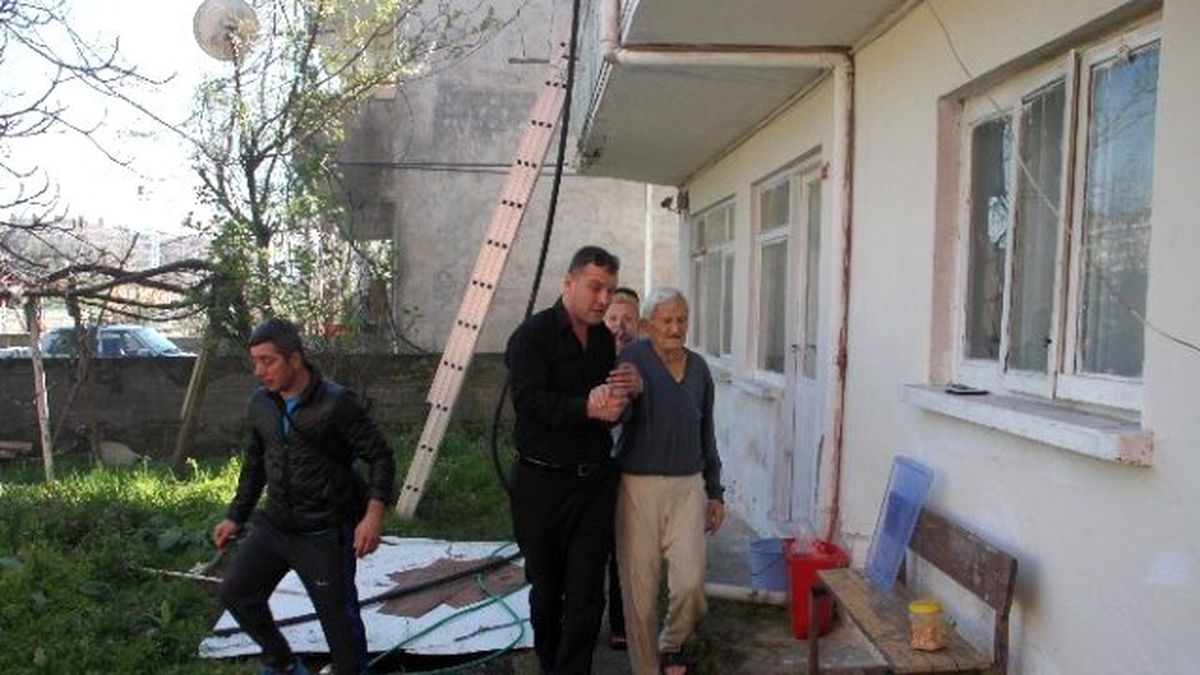 Yaşlı Çifti Yanmaktan İtfaiye Ekipleri Kurtardı