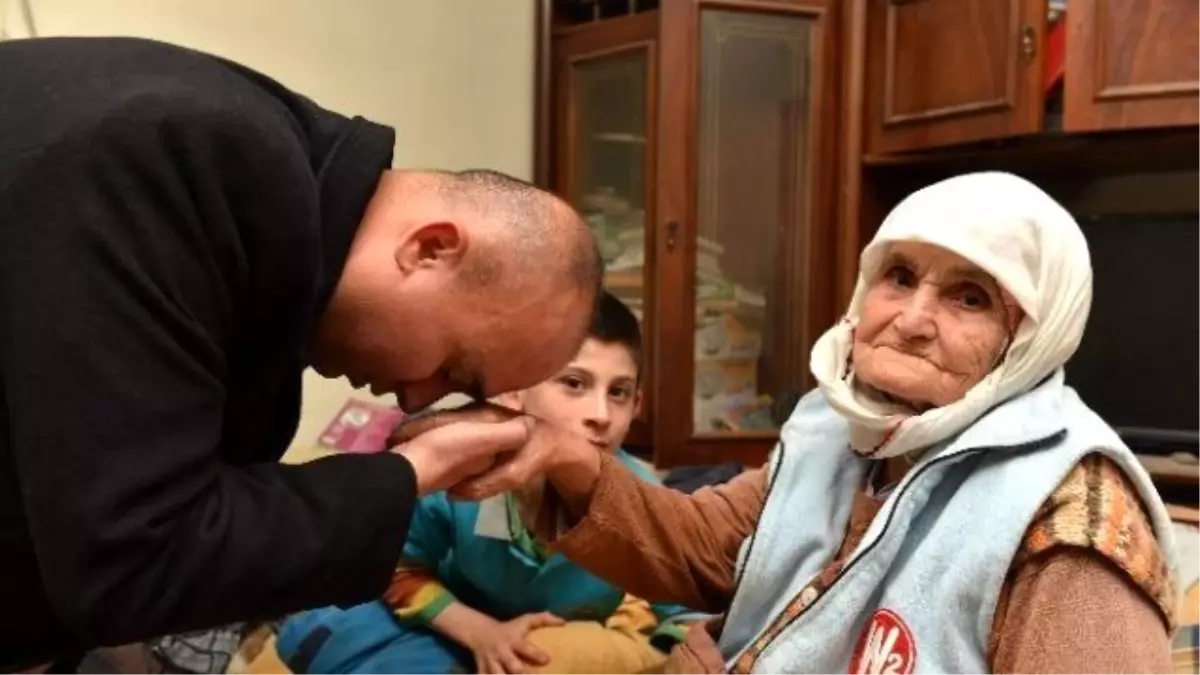 AK Parti Aday Adayı Ferdi Akkaya, 90 Yaşındaki Seçmeni İkna Etti