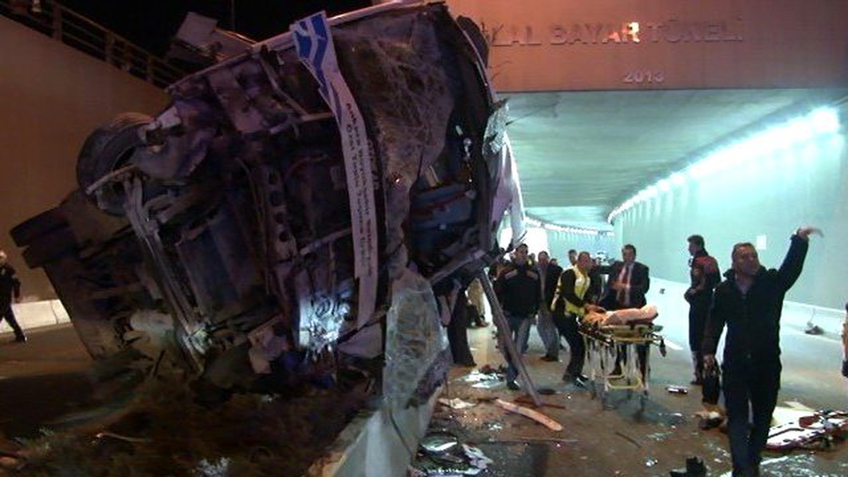 Ankara\'da Halk Otobüsü Köprüden Uçtu: 1 Ölü, 12 Yaralı