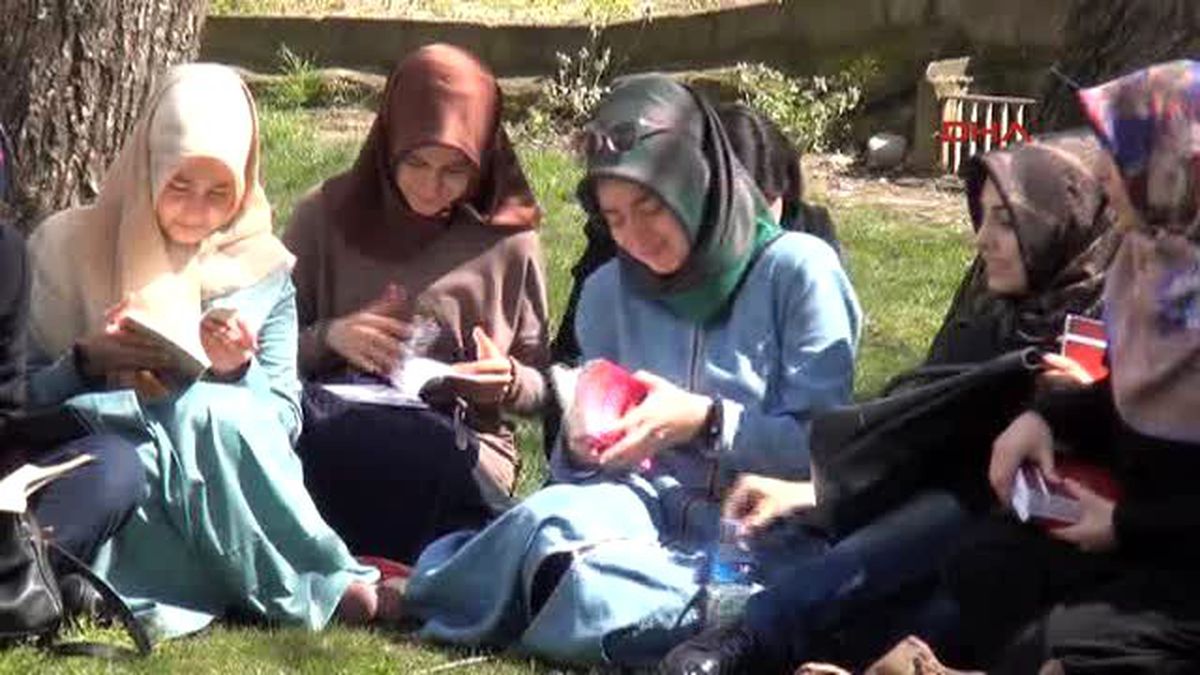 Bursa Savcı Kiraz\' In Şehit Edilmesini Kitap Okuyarak Kınadılar