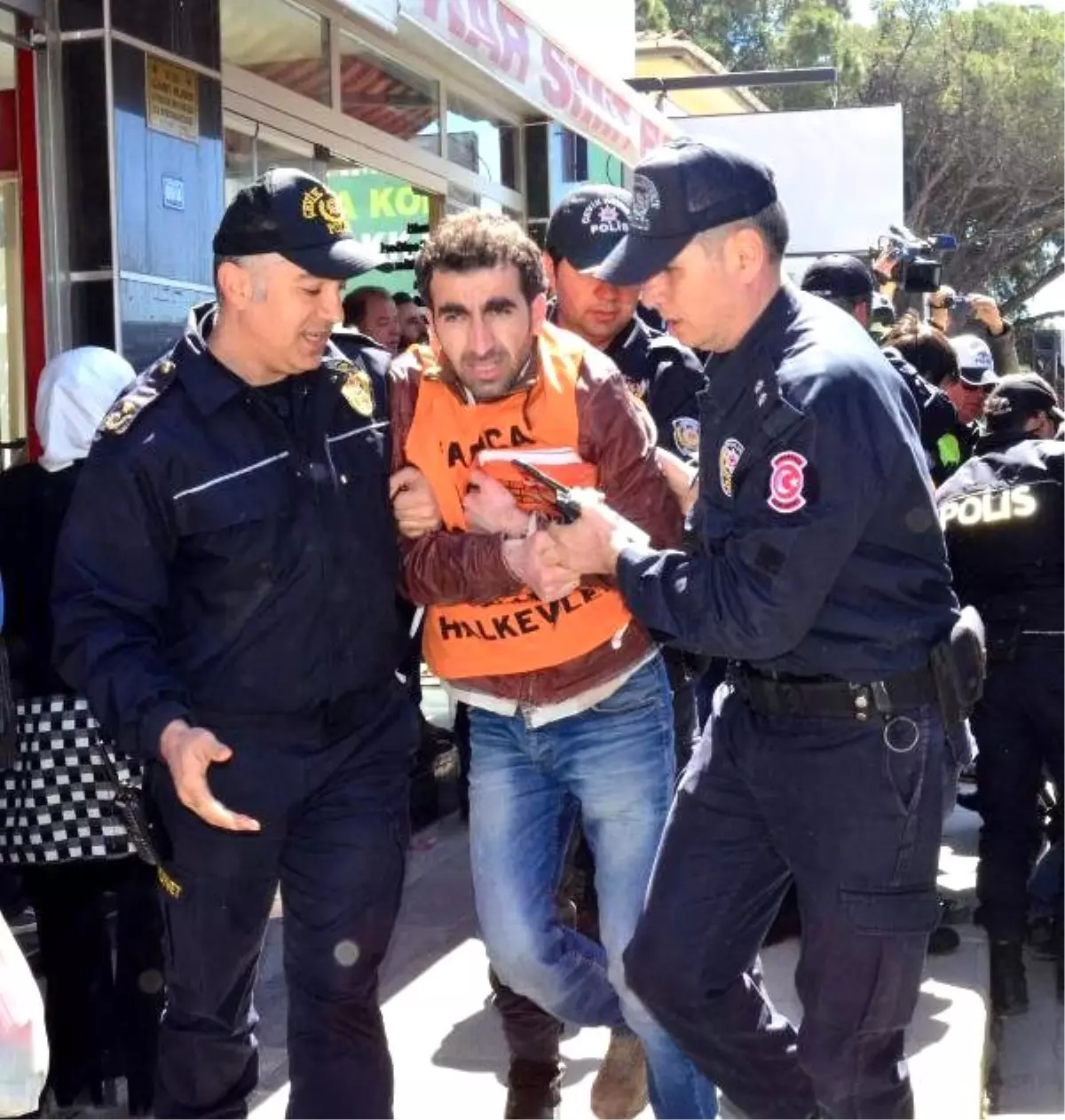 Çanakkale\'de Broşür Dağıtan Halkevleri Üyelerine Gözaltı