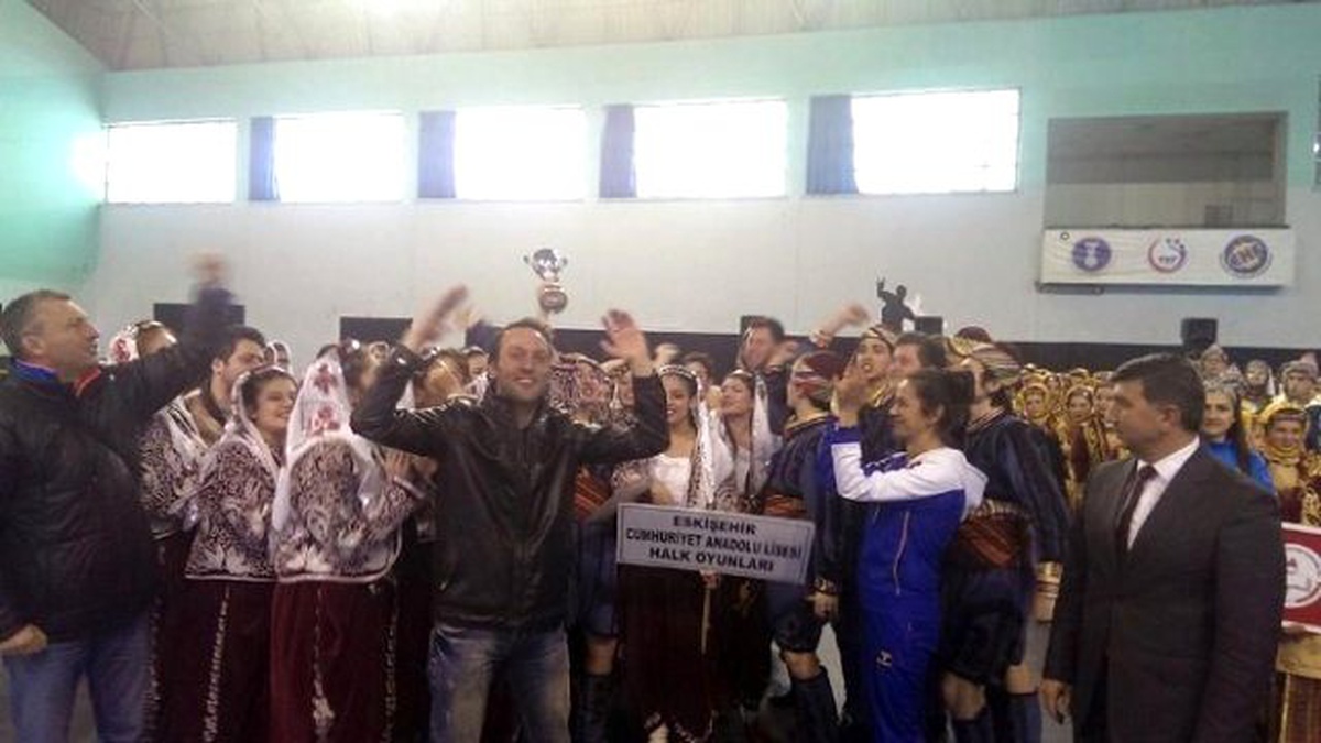 Cumhuriyet Anadolu Lisesi Halk Oyunlarında Bölge Birincisi Oldu