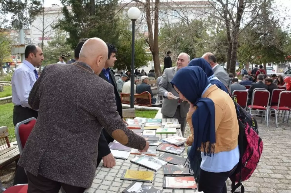 Dinar\'da Halk ve Öğrenciler Meydanda Kitap Okudu