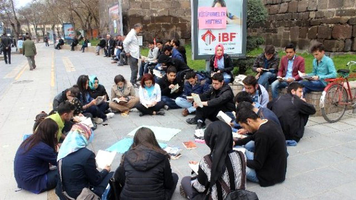 Erü Siyasal Bilimler Kulübü Üyelerinden Kitap Okuma Etkinliği