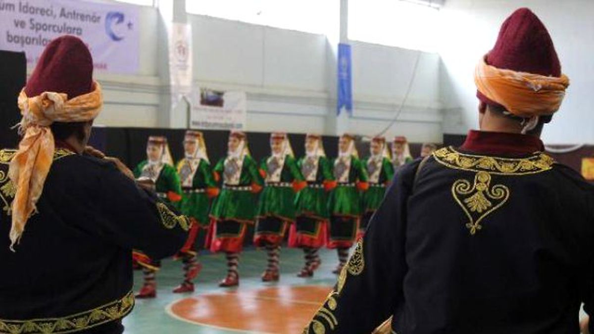 Erzurum\'da Halk Oyunları Heyecanı