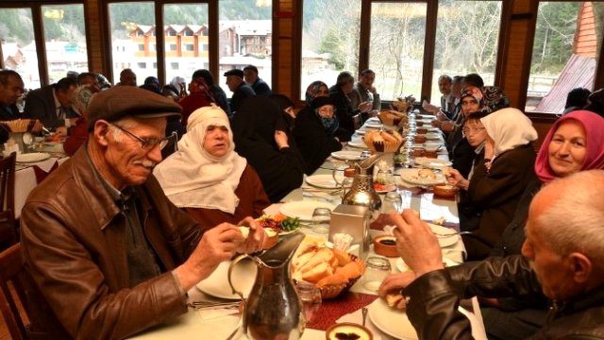 Gümüşhane\'den 100 Yaşlı Vatandaş Uzungöl\'ü Gezdi