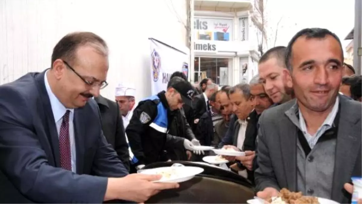 Hakkari Polisinden Kavurma ve Pilav İkramı