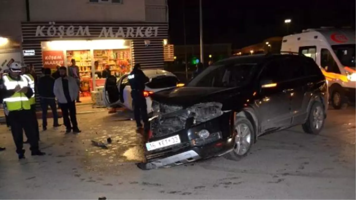 İki Otomobilin Çarpıştığı Kaza Şans Eseri Atlatıldı