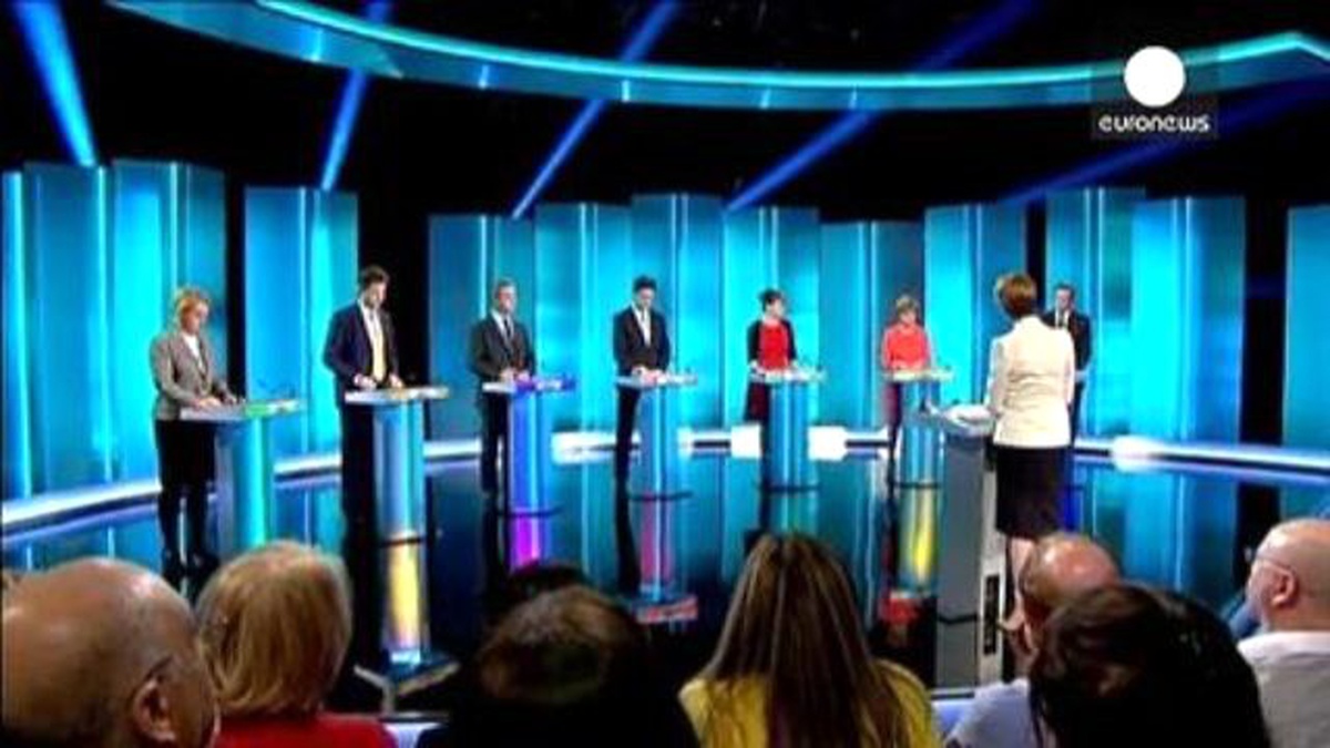 İngiltere\'de Siyasi Parti Temsilcileri Ekranda Kozlarını Paylaştı