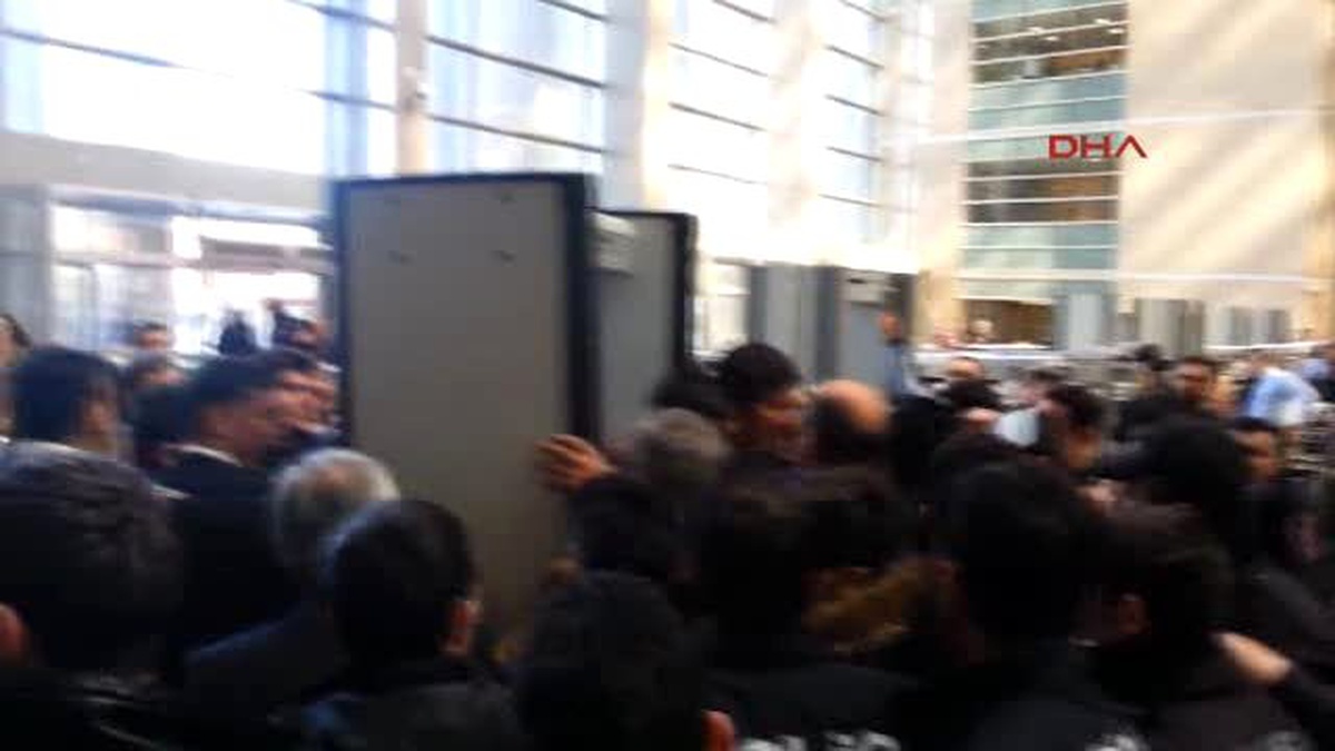 Çağlayan Adliyesi Yine Karıştı! Avukatlar Ortalığı Birbirine Kattı