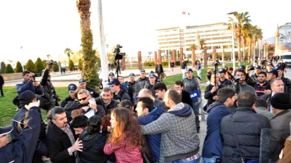 İzmir\'de Gözaltına Alınan 18 Gösterici Serbest Bırakıldı