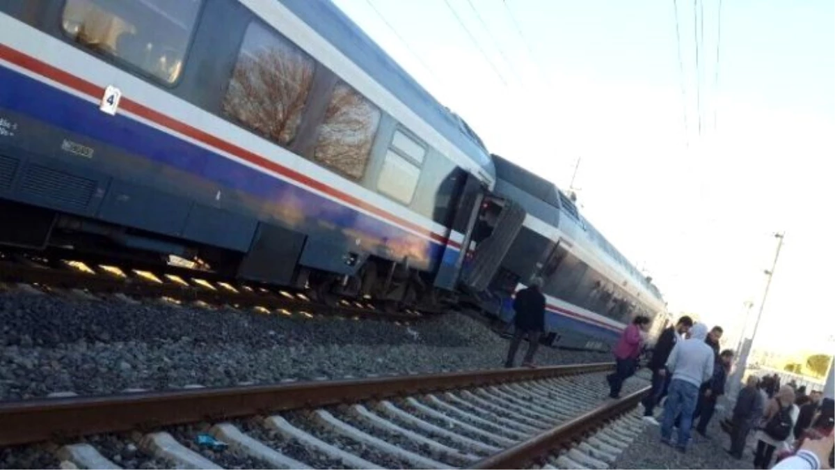 İzmir\'de Yolcu Treni Raydan Çıktı