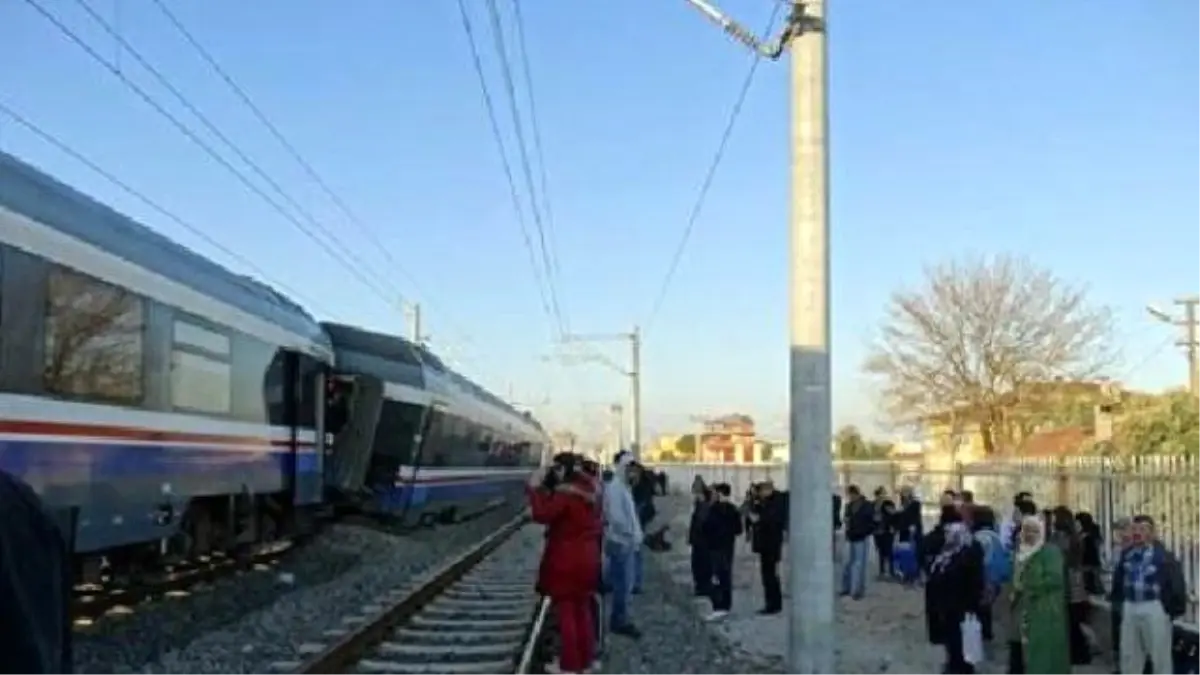 İzmir\'de Yolcu Treni Raydan Çıktı