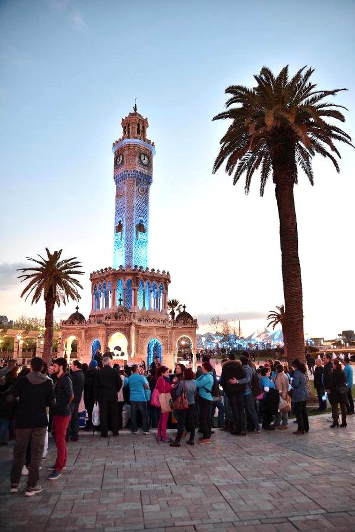İzmir Saat Kulesi, Otizm İçin Mavi Oldu