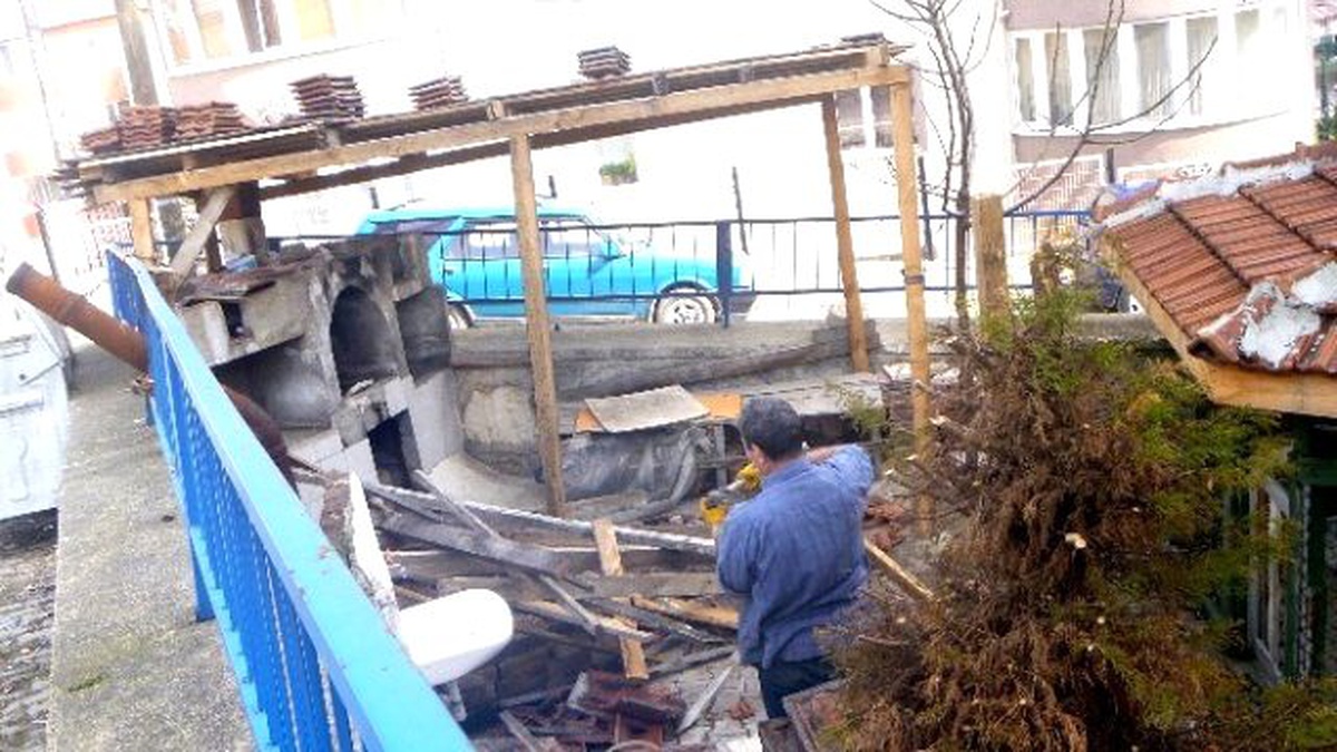 Kışın Yoğun Kar Yağışından Çöken Kamelyanın Çatısı Onarılıyor