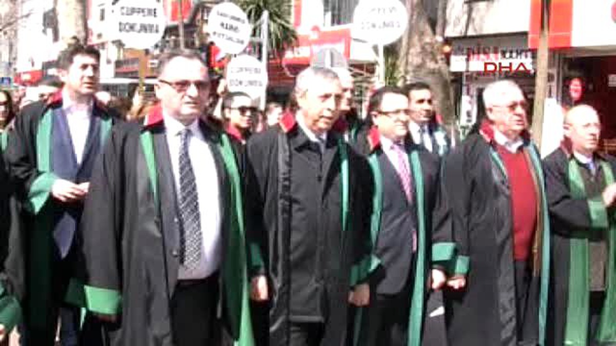Kocaeli\'de Avukatlar Cübbeleriyle Yürüdü