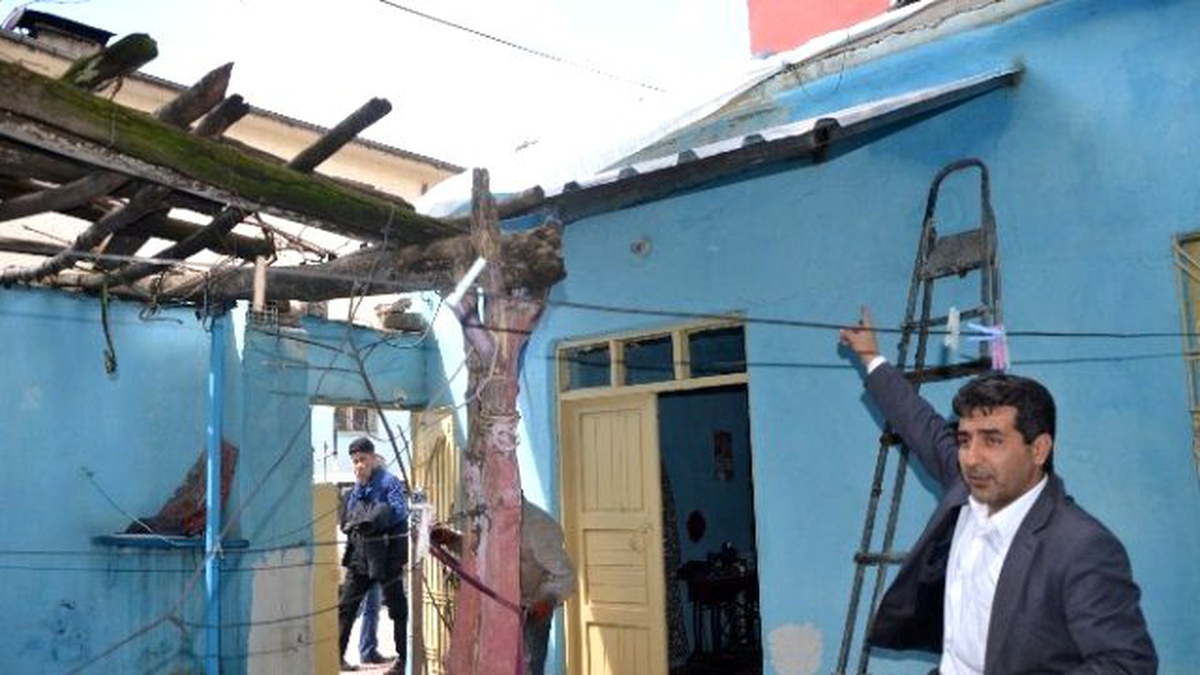Mahalle Muhtarı Zenginden Alıp Fakire Veriyor