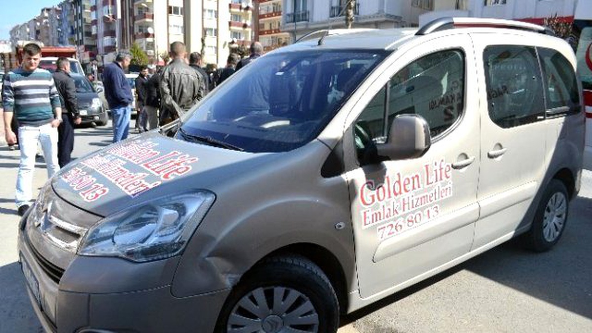 Motosiklet Duran Araca Çarptı: 1 Yaralı