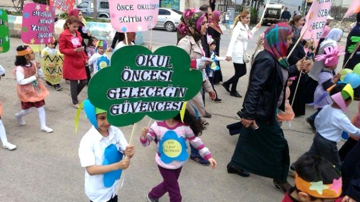 Öğrenci ve Velilerinden Okul Öncesi Yürüyüşü