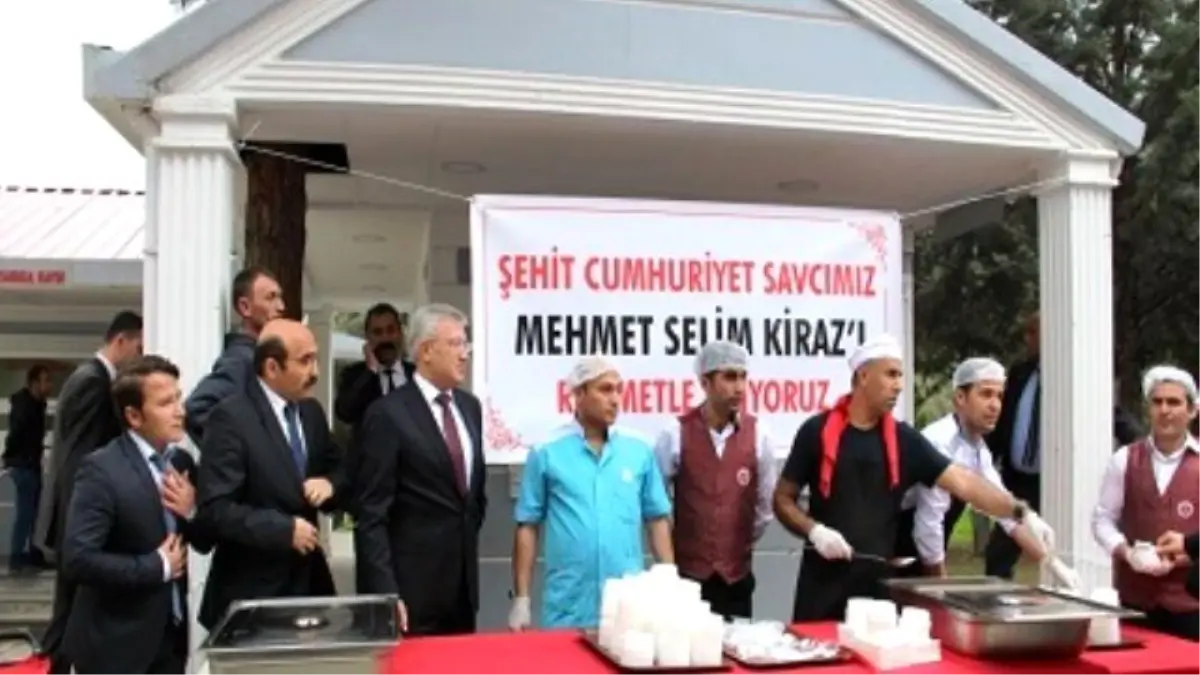 Savcı Selim Kiraz İçin Diyarbakır\'da Helva Dağıtıldı