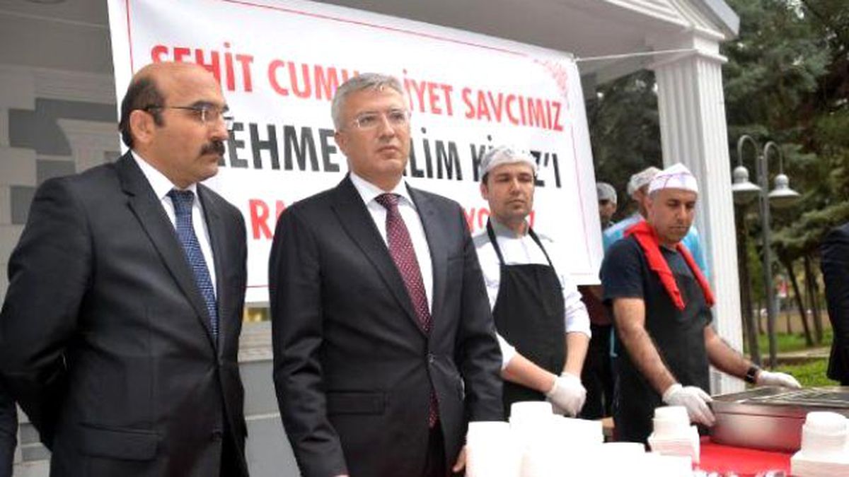 Şehit Savcı Kiraz İçin Diyarbakır\'da Helva Dağıtıldı
