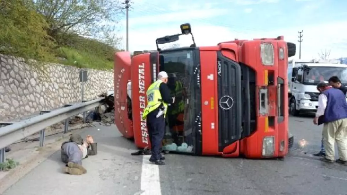 Virajda Kontroldan Çıkan Tır, Yan Yattı: 1 Yaralı