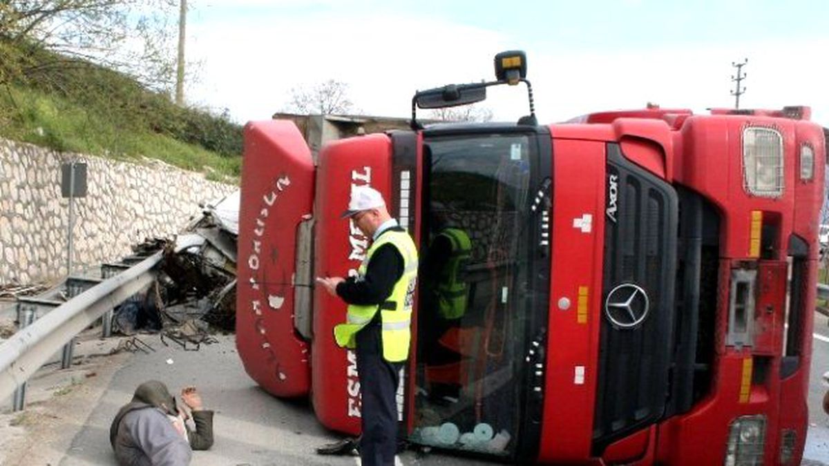 Virajı Alamayan Tır Yan Yattı, Sürücü Ambulans Bekledi
