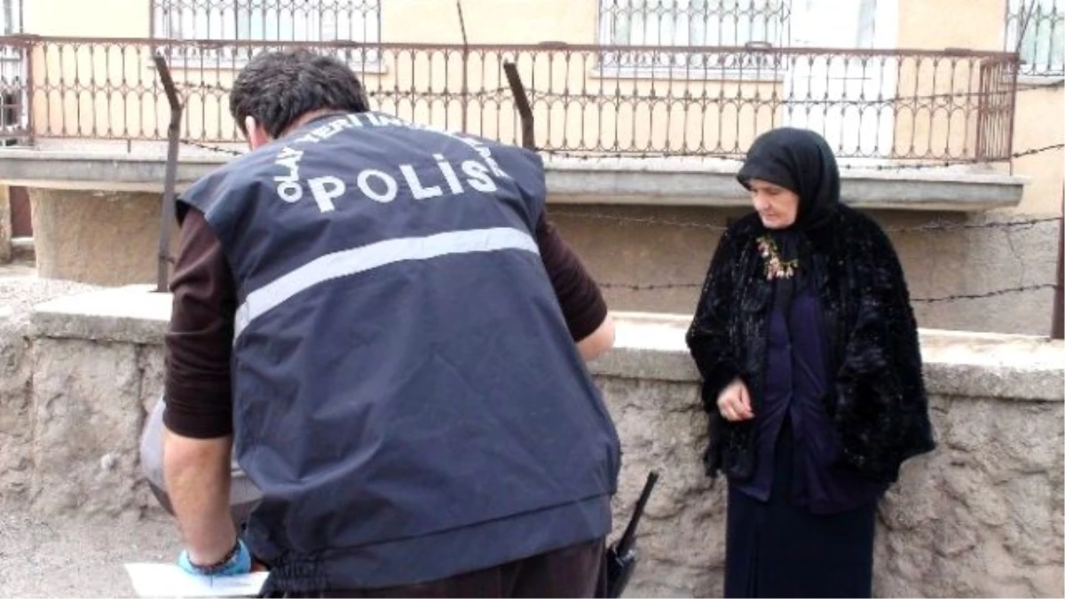 Yaşlı Kadının Çantasını Gasp Eden 2 Kişi 4 Bin Lira ile Kayıplara Karıştı