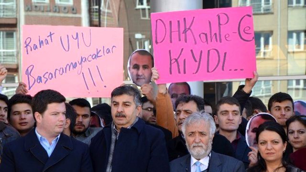 Ak Partili Gençlerden Şehit Savcı Mehmet Selim Kiraz İçin Sessiz Protesto Eylemi