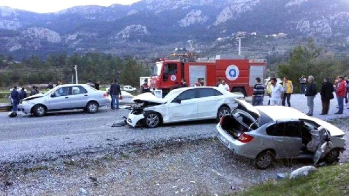 Akseki\'de 4 Otomobil Birbirine Girdi: 2 Ölü, 7 Yaralı