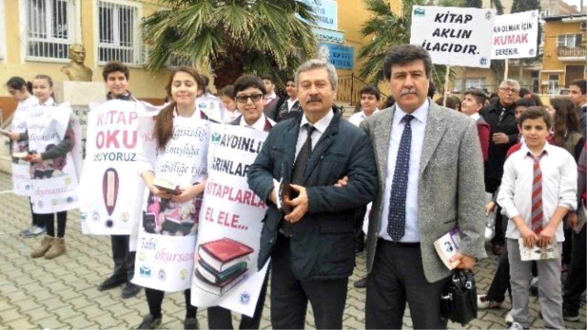 Alaşehir\'de Öğrenciler Meydanda Kitap Okudu