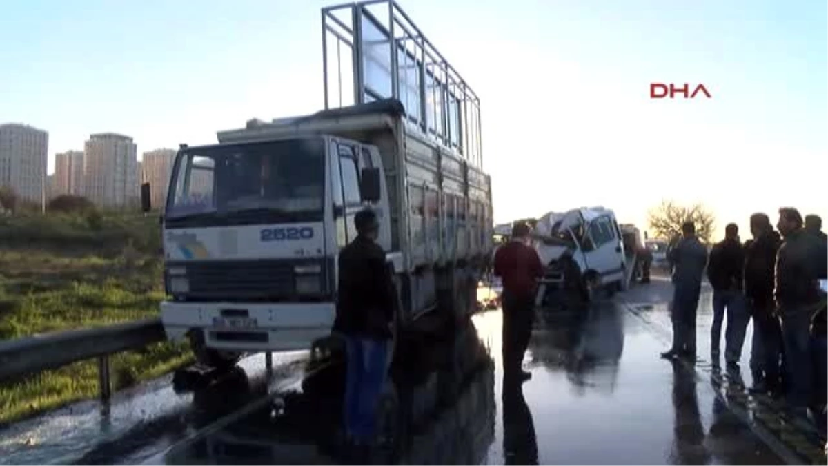 Bahçeşehir\'de Trafik Kazası: 3 Ölü, 6 Yaralı
