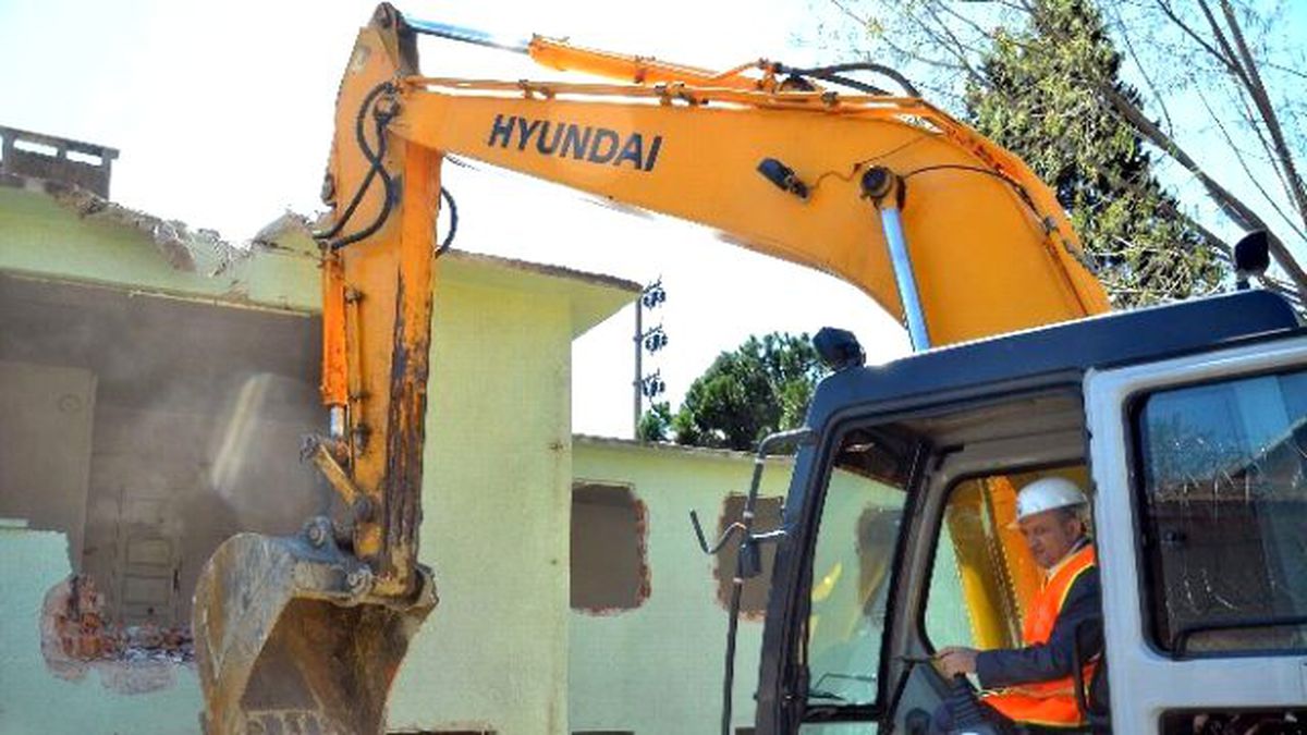 Bakan Işık İş Makinesiyle Cezaevini Yıktı