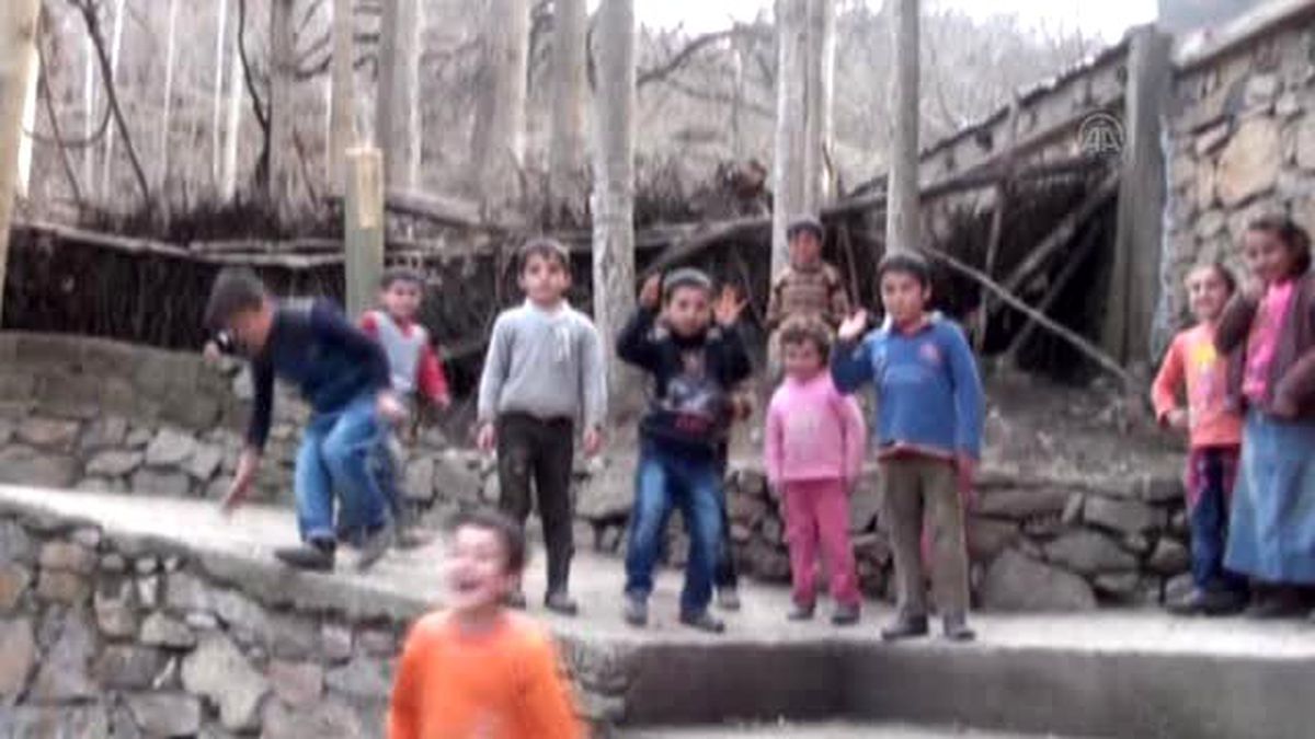 Çocukları İçin Köydeki Evi Dersliğe Dönüştürdüler