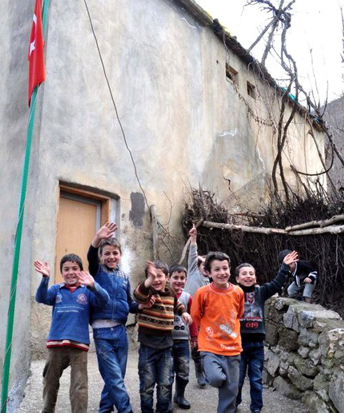 Çocukları İçin Köydeki Evi Dersliğe Dönüştürdüler