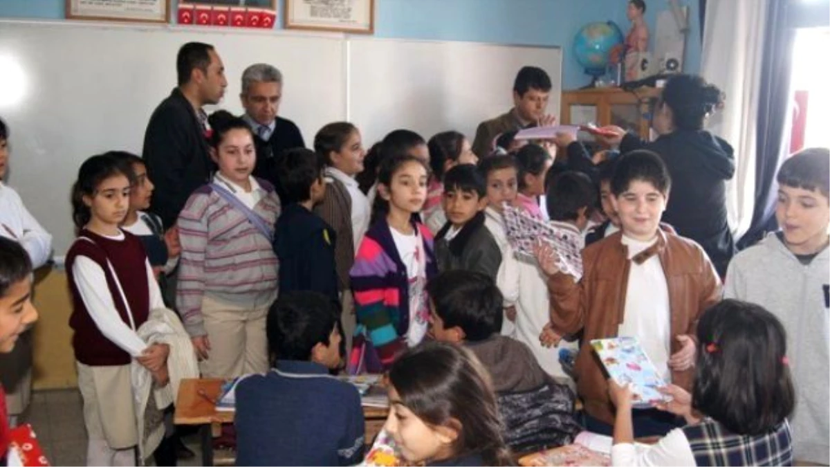 Didim\'de Kardeş Okullar Oyuncaklarını Paylaştılar