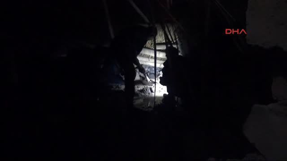 12 Yaşındaki Çocuk, Göçen Metruk Binanın Altında Kaldı