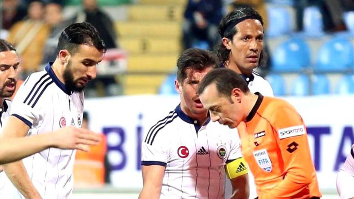 Fenerbahçe\'de Bruno Alves ve Alper Potuk Maça Devam Edemedi