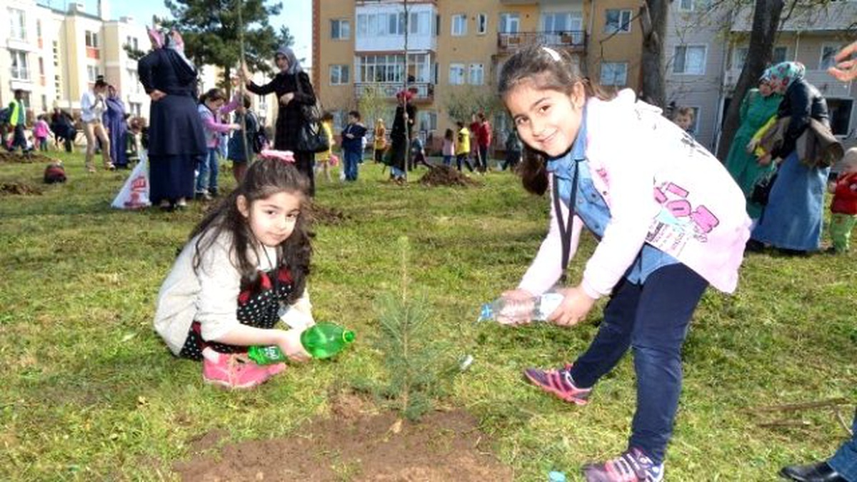 Kartepe\'nin Minik Elleri Ağaç Dikti