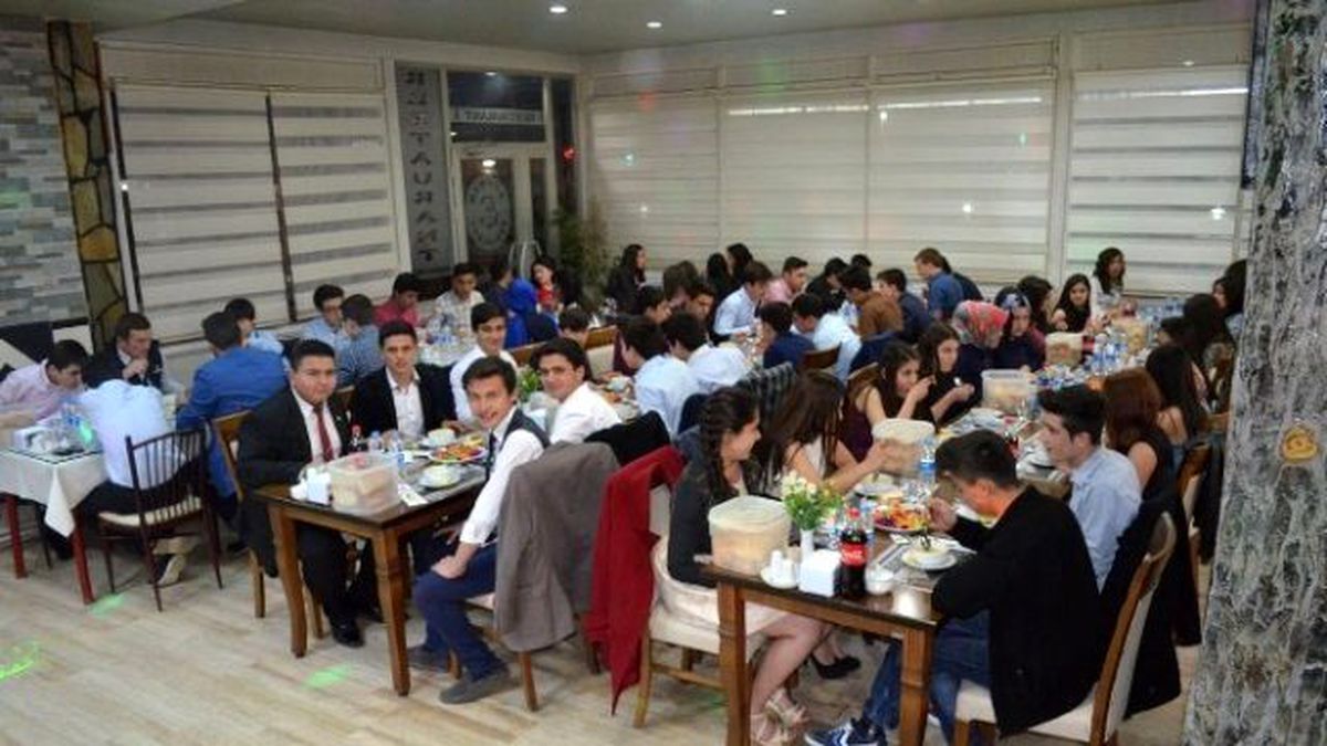 Kula\'da Öğrenciler Yemekte Buluştu