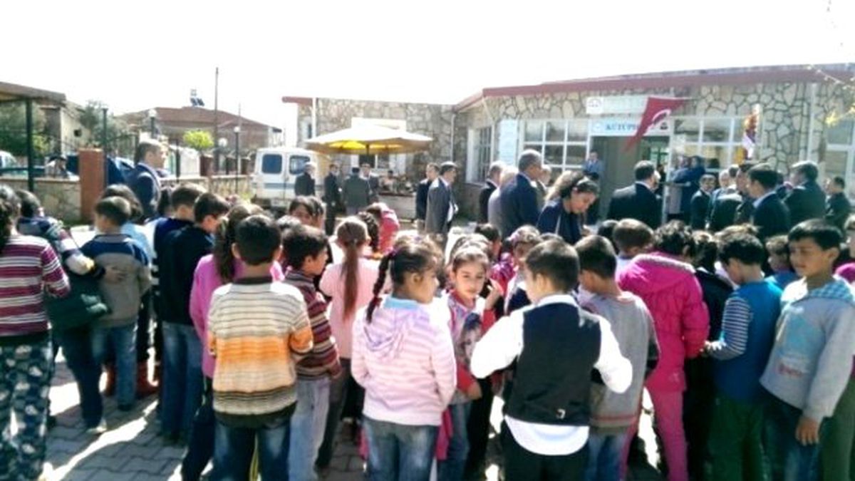 Ödemiş'te 'Mutlu Aile Çocuk Evi' Kütüphanesi Açıldı