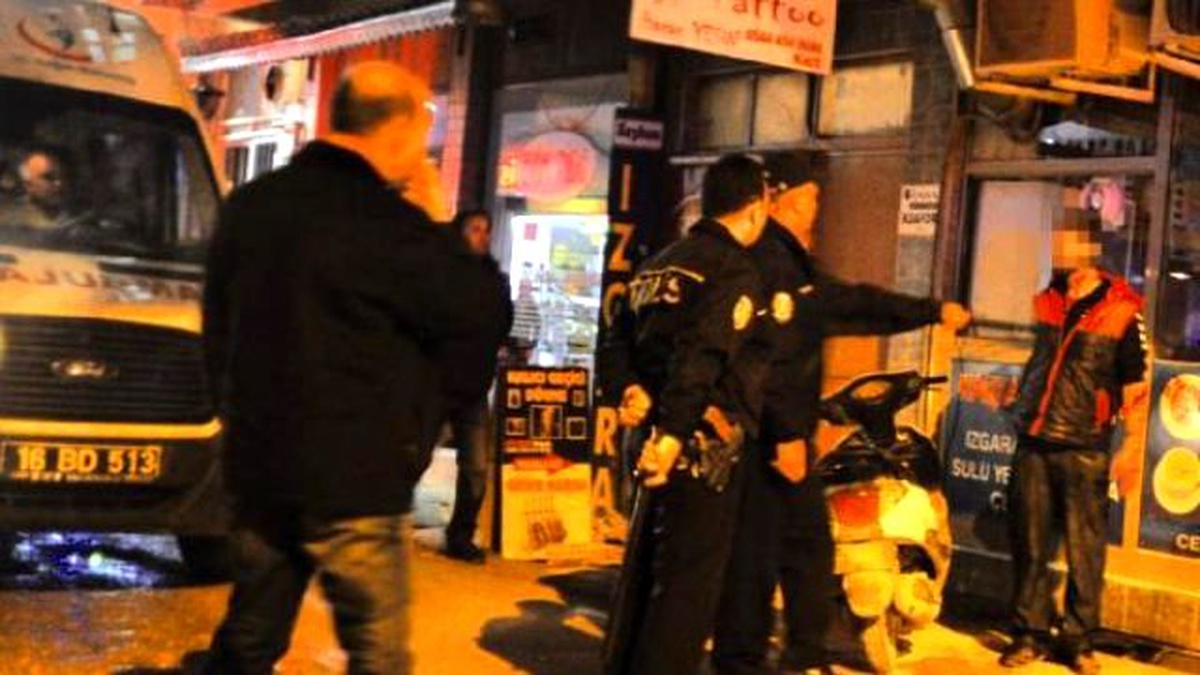 Orhangazi\'de, Bıçakla Kendini Yaralayan Genci Polis Güçlükle Durdurdu