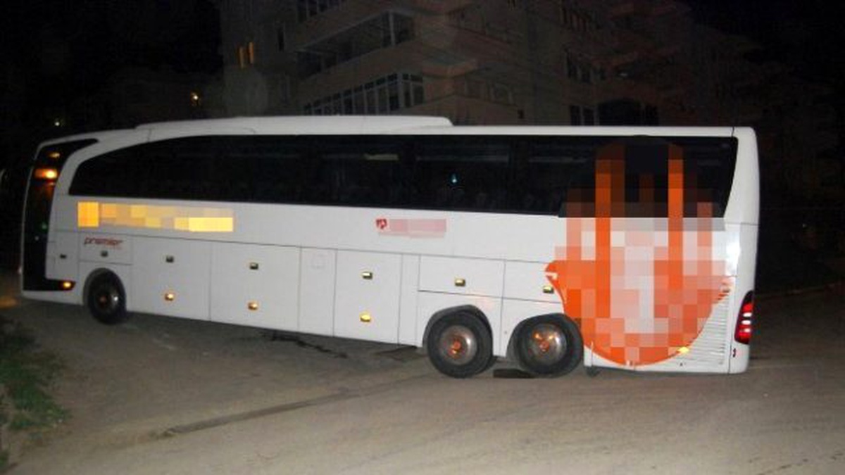 Yolcu Otobüsü Rampada Asılı Kaldı