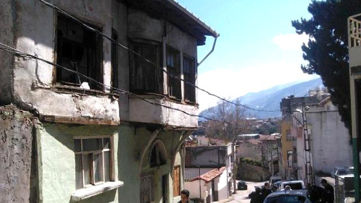 Polis Ölen Kişinin Cebinden Çıkan Parayı Kardeşine Verdi